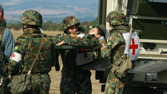 Момичета на опашка  за военни лекари